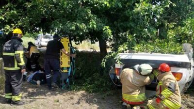 Hatay’ın Erzin ilçesinde, sürücüsü direksiyon hakimiyetini kaybederek takla atan ve