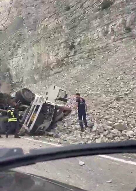 Uzundere ilçesinde meydana gelen trafik kazasında, Erzurum-Artvin kara yolunda freni