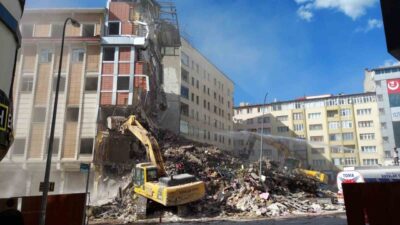 Erzurum’un Yakutiye ilçesinde, Mumcu Semti’nde bir otel binasının kontrollü bir