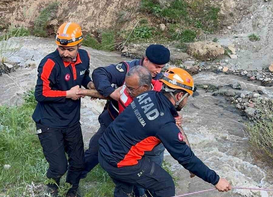 Erzurum’un Tekman ilçesinde bir karı koca, mantar toplamak için gittikleri