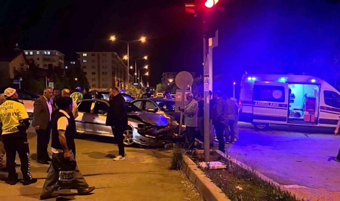 Erzurum’un Palandöken ilçesinde, Hacı Selim Camii’nin önünde meydana gelen trafik