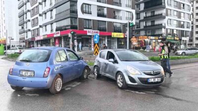 Erzurum’da bir kavşakta meydana gelen zincirleme trafik kazasında 3 araç