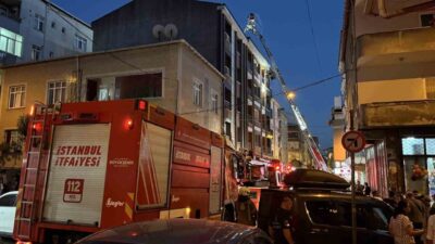 İstanbul’un Esenler ilçesinde bir binanın en üst katında başlayan yangın