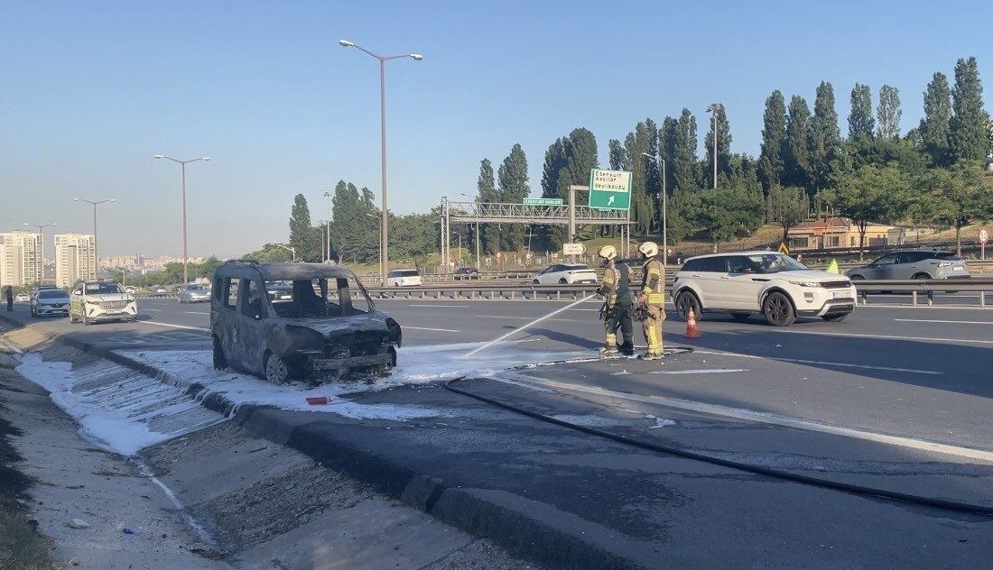 TEM Otoyolu Esenyurt kesiminde seyir halindeki bir hafif ticari araç,