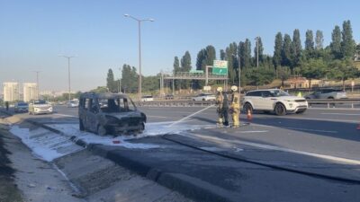 TEM Otoyolu Esenyurt kesiminde seyir halindeki bir hafif ticari araç,