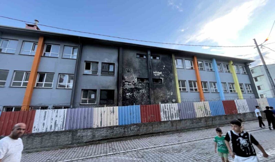 İstanbul Esenyurt’ta bir ilkokulda duvarın yanındaki sıraların alev alması sonucu
