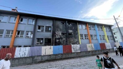 İstanbul Esenyurt’ta bir ilkokulda duvarın yanındaki sıraların alev alması sonucu