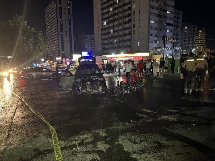 Esenyurt’ta meydana gelen bir trafik kazasında otomobil ile motosiklet çarpıştı