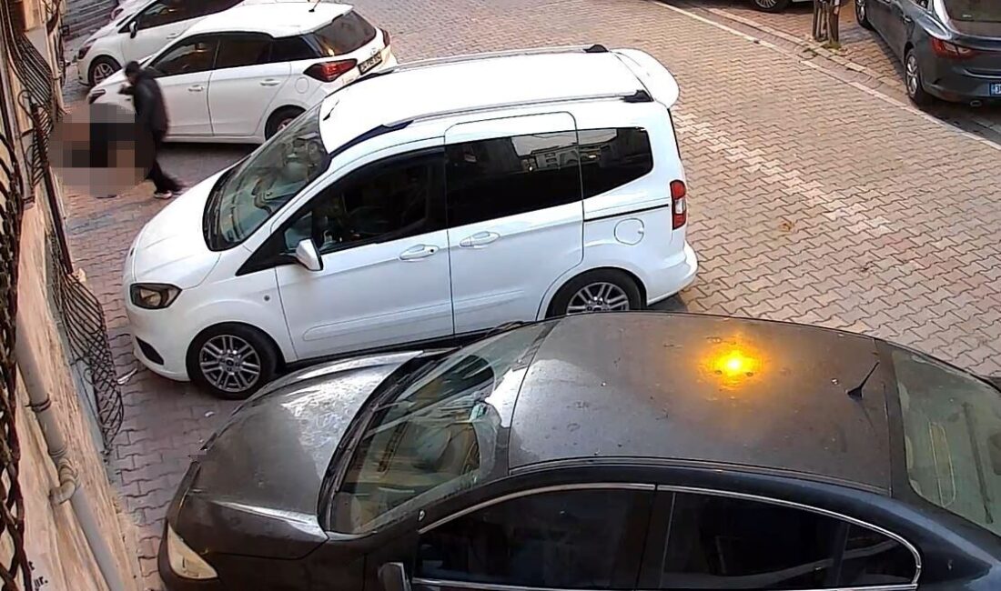 İstanbul’un Esenyurt ilçesinde, bir genç adam evinden çıktıktan sonra aracına