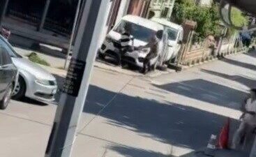 Adapazarı ilçesinde bir adam, eşini takip edip rahatsız ettiği iddiasıyla
