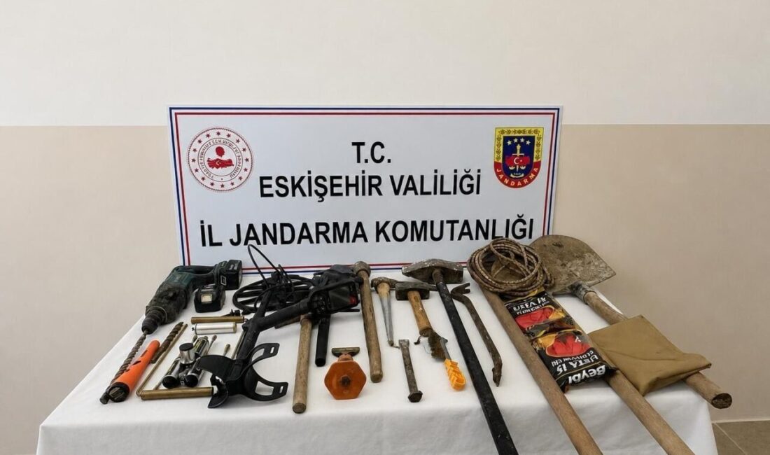 Eskişehir’de define aramak amacıyla izinsiz kazı yapan 3 şüpheli, jandarma