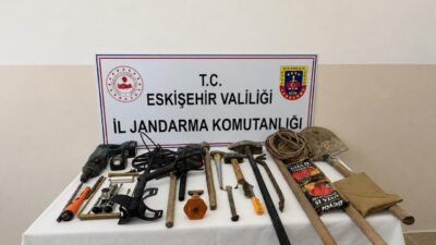 Eskişehir’de define aramak amacıyla izinsiz kazı yapan 3 şüpheli, jandarma