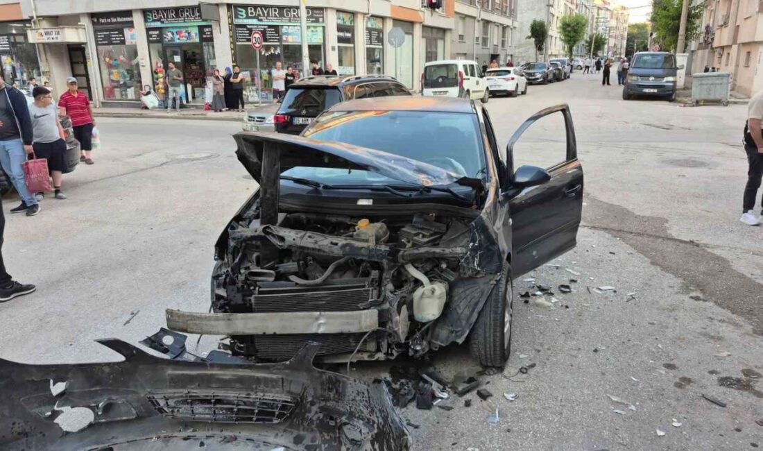 Eskişehir şehrindeki bir kavşakta meydana gelen trafik kazasında 2 aracın