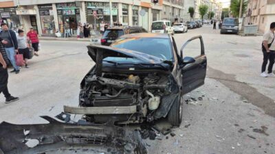 Eskişehir şehrindeki bir kavşakta meydana gelen trafik kazasında 2 aracın