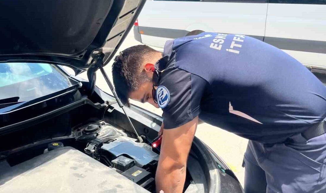 Eskişehir şehrinde bir otomobilin motor kısmına sıkışan bir kedi, sürücünün