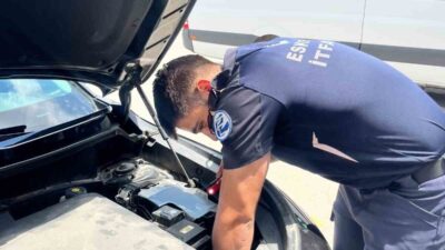 Eskişehir şehrinde bir otomobilin motor kısmına sıkışan bir kedi, sürücünün