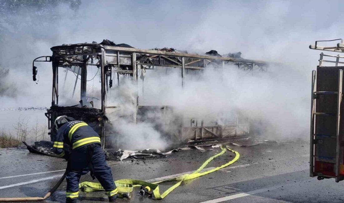 Eskişehir’de seyir halinde olan bir belediye otobüsü, motor kısmından çıkan