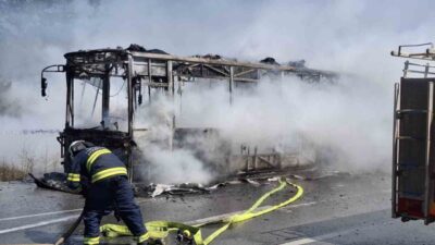 Eskişehir’de seyir halinde olan bir belediye otobüsü, motor kısmından çıkan