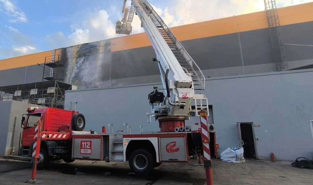 Eskişehir’de bir yalıtım fabrikasında meydana gelen yangın, itfaiye ekiplerinin hızlı
