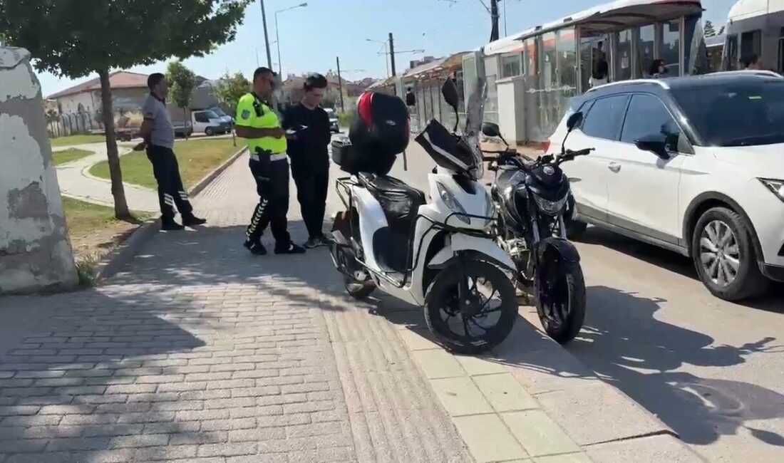 Eskişehir’de meydana gelen trafik kazasında, yaya geçidine yaklaşan bir motosiklet,