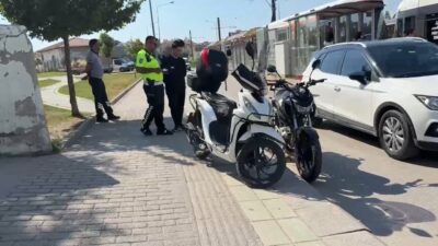 Eskişehir’de meydana gelen trafik kazasında, yaya geçidine yaklaşan bir motosiklet,