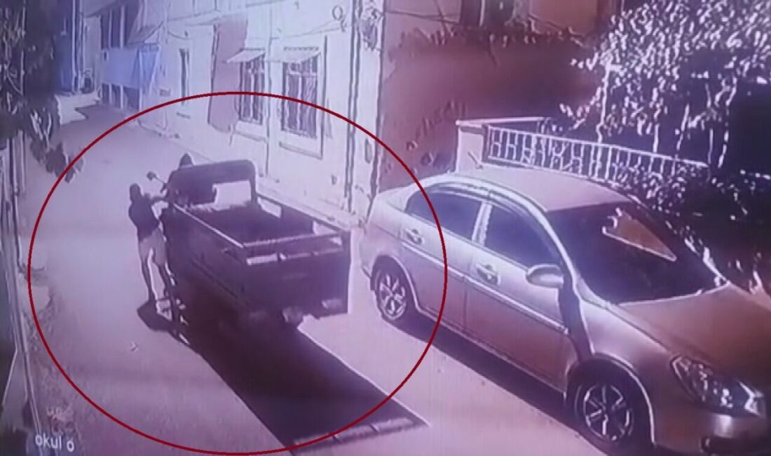 Reyhanlı’da bir esnafın motosikleti, iş yerinin önünden iki şüpheli tarafından