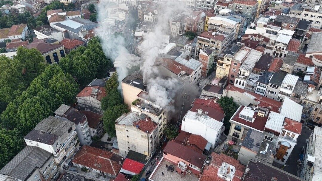 Fatih ilçesinde bulunan 5 katlı bir iş hanında sabahın erken
