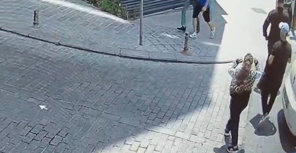 Fatih’te, bir aracın içinde bulunan çantayı çalarak park halindeki aracın