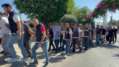 Fethiye ilçesinde gerçekleştirilen bir operasyonda, göçmen kaçakçılığı suçlamasıyla 9 kişi