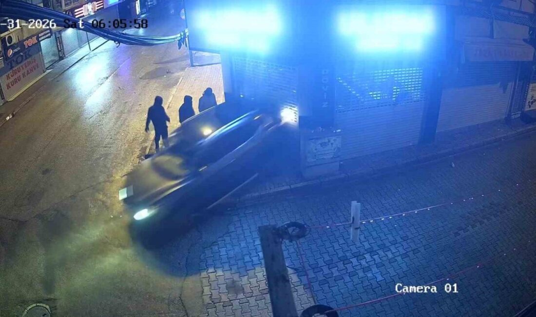 Adana’da, yüzlerini kapüşon ve kar maskeleriyle gizleyen bir grup şüpheli,