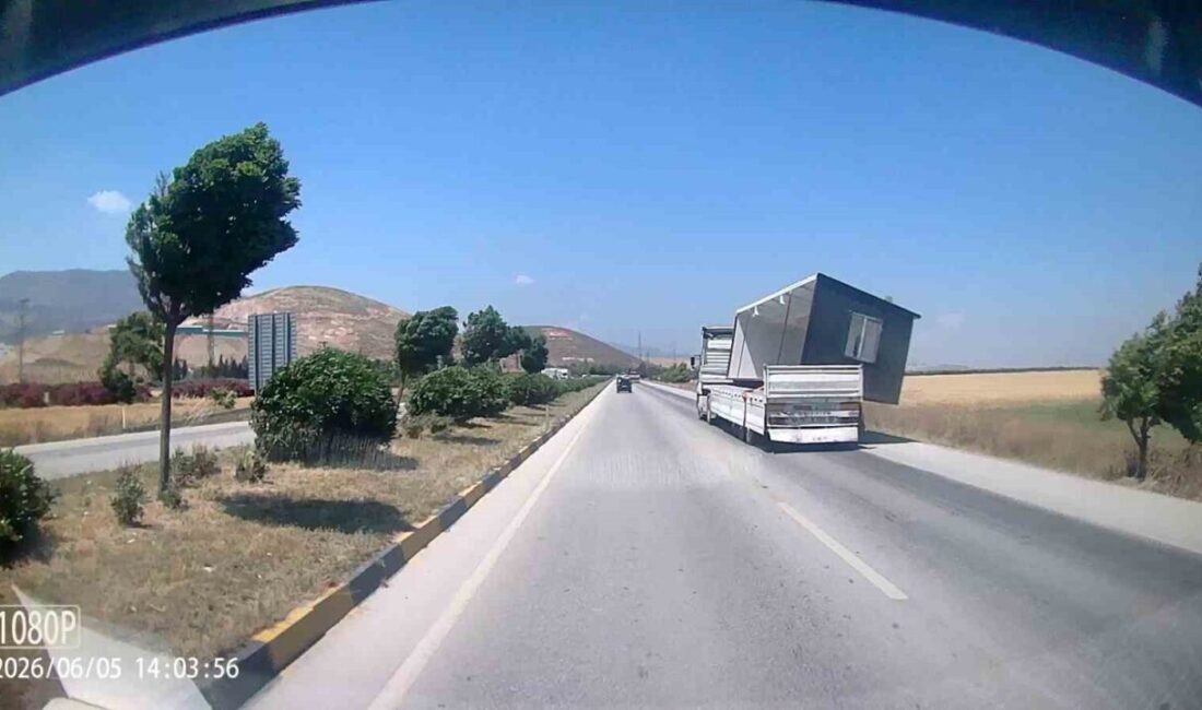 Hatay ilinde seyir halindeki bir tırın üzerinde bulunan konteyner, şiddetli