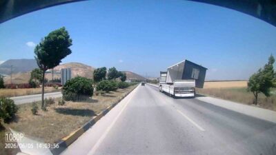 Hatay ilinde seyir halindeki bir tırın üzerinde bulunan konteyner, şiddetli
