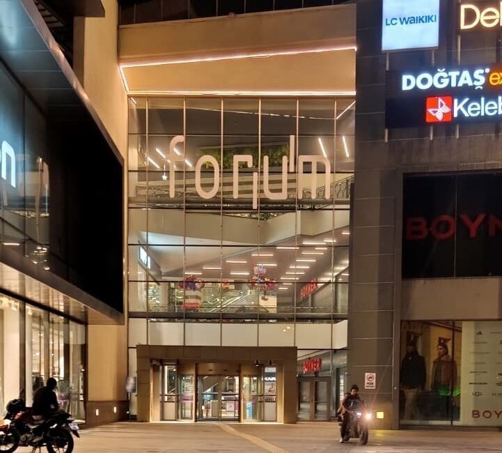 Forum Kayseri Alışveriş Merkezi önünde yaşanan kavgada bir kişi bıçaklanarak