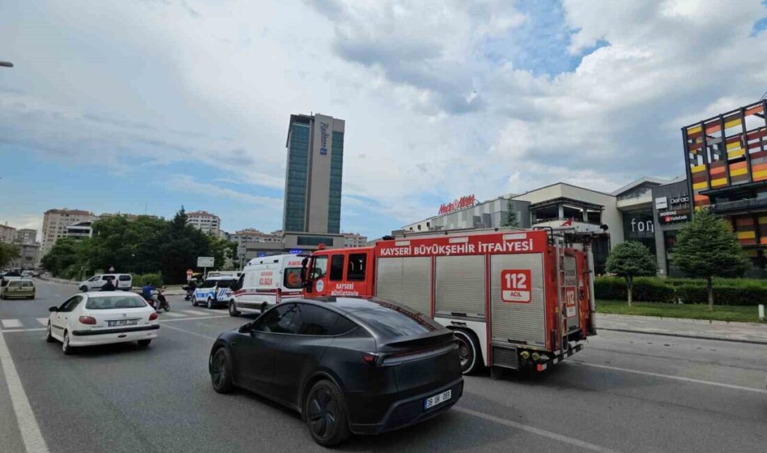 Kayseri’de, Forum Kayseri’nin önünde yapılan bomba ihbarı sonrasında ekipler harekete