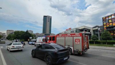 Kayseri’de, Forum Kayseri’nin önünde yapılan bomba ihbarı sonrasında ekipler harekete