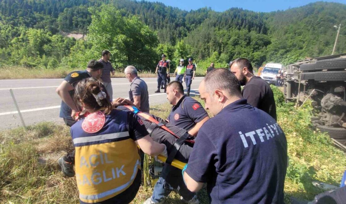 Kastamonu’nun İnebolu ilçesinde bir kamyonun freninin boşalması sonucu devrildi ve