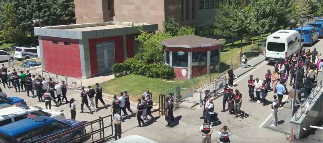 Gaziantep İl Jandarma Komutanlığı ekipleri, yüksek kazanç vaadiyle vatandaşları kandıran