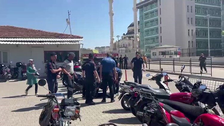 Gaziantep’te, adliye kompleksi yakınındaki cezaevi önünde bulunan 2 kişi, bir