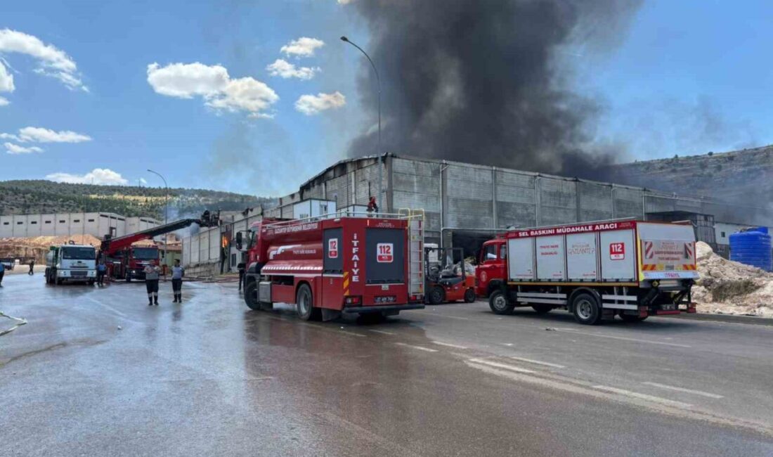 Gaziantep’te bir tekstil fabrikasında meydana gelen yangın, kısa sürede yayılarak
