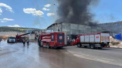 Gaziantep’te bir tekstil fabrikasında meydana gelen yangın, kısa sürede yayılarak