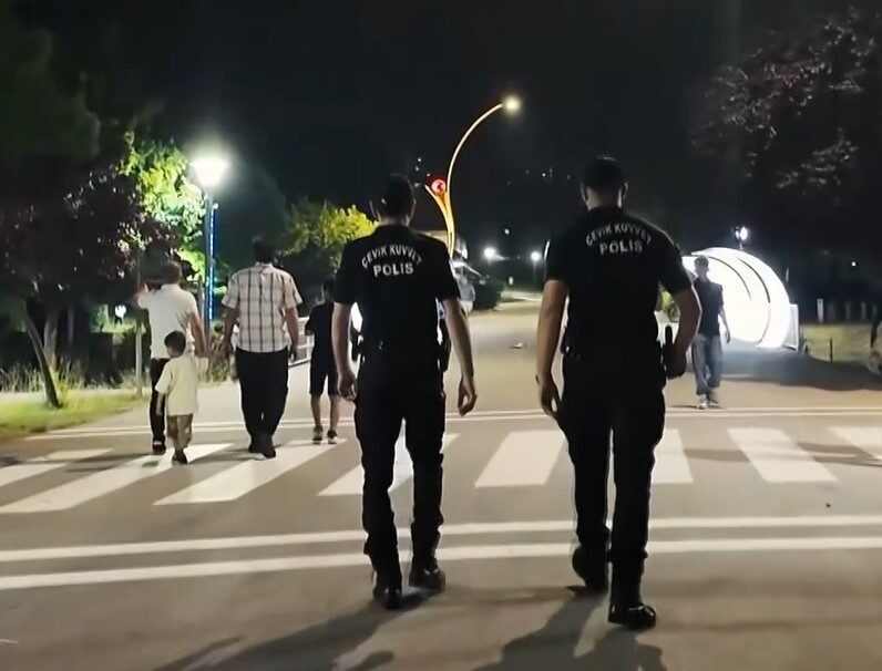 Gaziantep’te, polis ekipleri tarafından park çevrelerinde gerçekleştirilen huzur ve güven