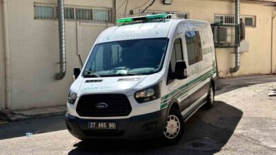 Gaziantep’te, 26 yaşındaki bir motosiklet sürücüsü, direksiyon hakimiyetini kaybederek bariyerlere