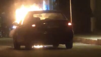 Oğuzeli ilçesinde seyir halindeyken alev alan bir otomobil kullanılamaz hale