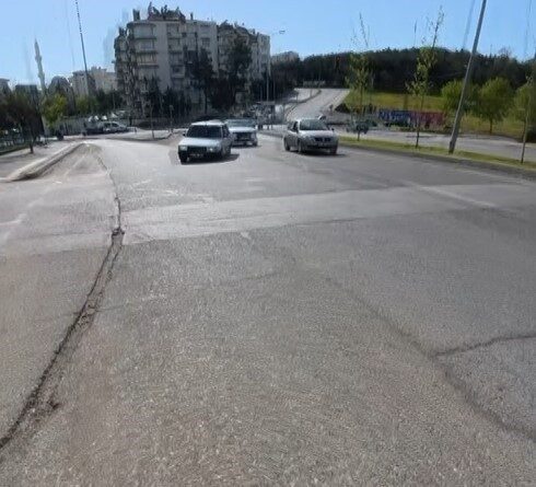 Gaziantep’te, seyir halindeki bir Tofaş otomobilin sol ön lastiği aniden