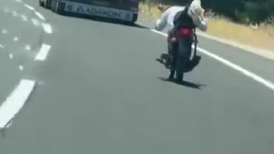 Gaziantep’te bir motosiklet sürücüsü, trafiğe karşı tehlikeli bir duruş sergileyerek