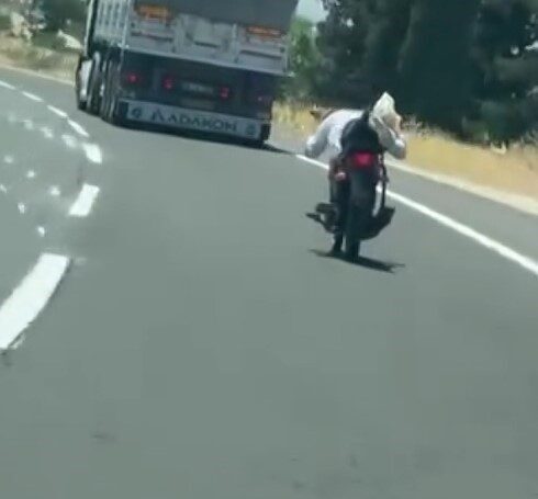 Gaziantep’te bir motosiklet sürücüsü, trafiğe karşı tehlikeli bir duruş sergileyerek