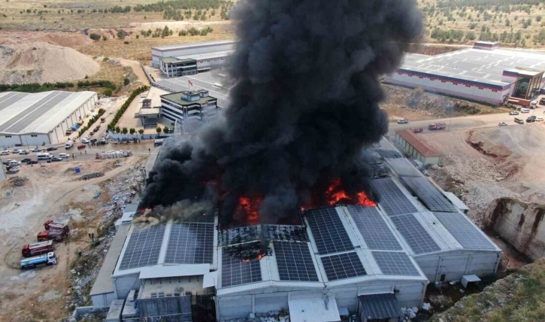 Gaziantep’te bir tekstil fabrikasında çıkan ve hızla büyüyen yangına müdahale