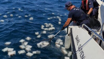Gazipaşa açıklarında bulunan deniz yüzeyine saçılmış çok sayıda kaçak tütün