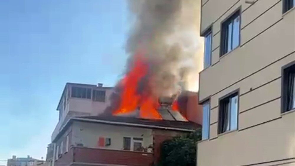 Kocaeli’nin Gebze ilçesinde bulunan 3 katlı bir binanın en üst