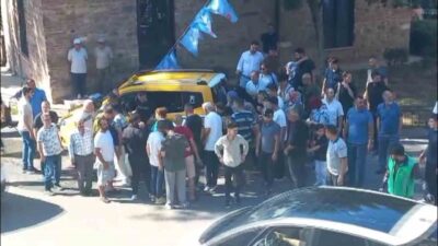 Bursa’da, bir genç avukat otobüse binerken taksinin altında kaldı ve